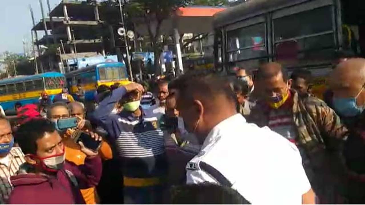 পুলিসের ভূমিকায় ক্ষোভ, পথ অবরোধে ৪১ নম্বর রুটের বাস মালিকরা