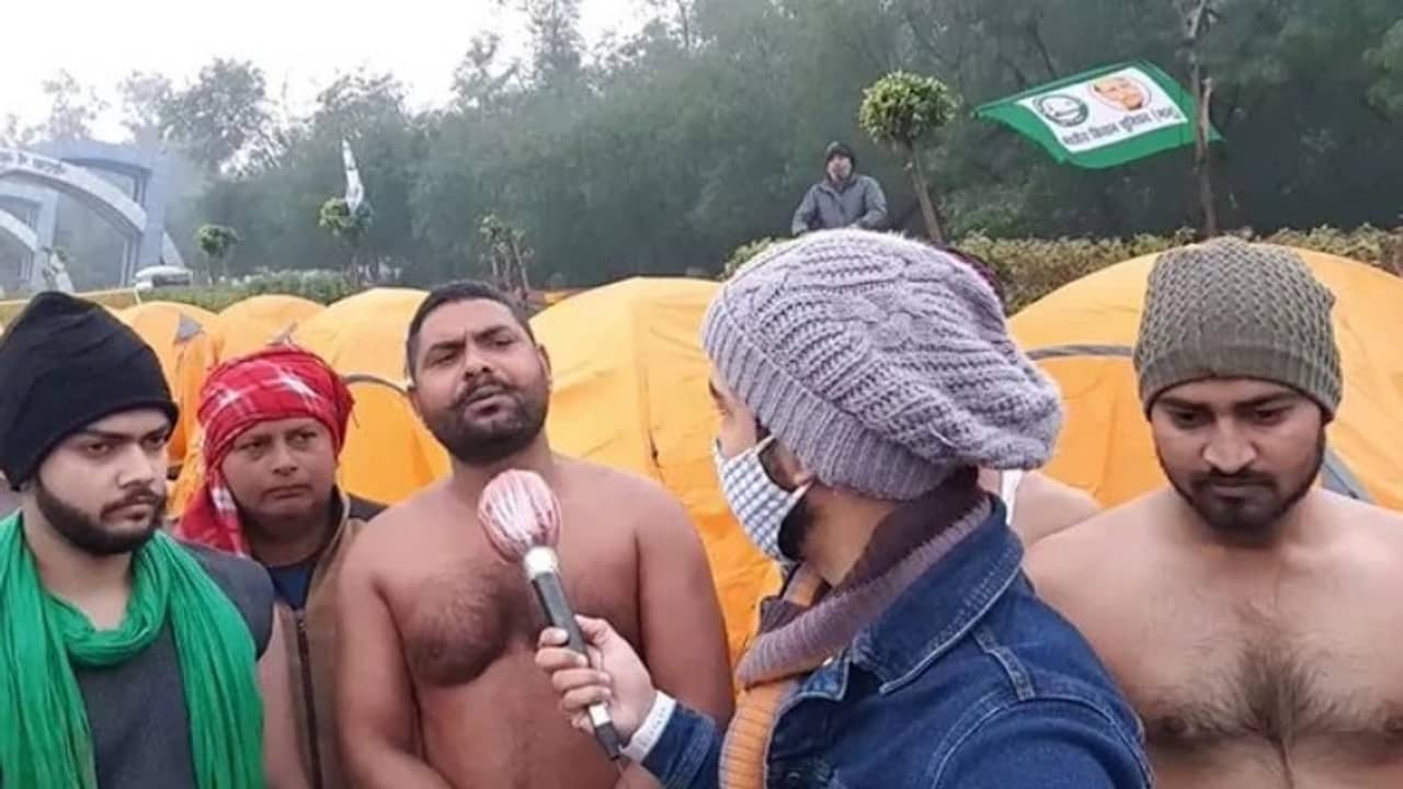 দিল্লির হাড় কাঁপানো ঠান্ডায় খালি গায়ে প্রতিবাদ কৃষকদের