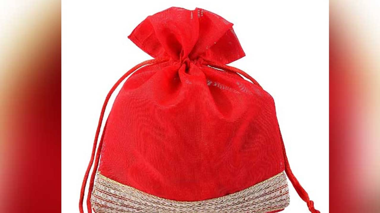 রাস্তায় পড়েছিল লাল ব্যাগ, খুলতেই চোখ কপালে উঠল মহিলার