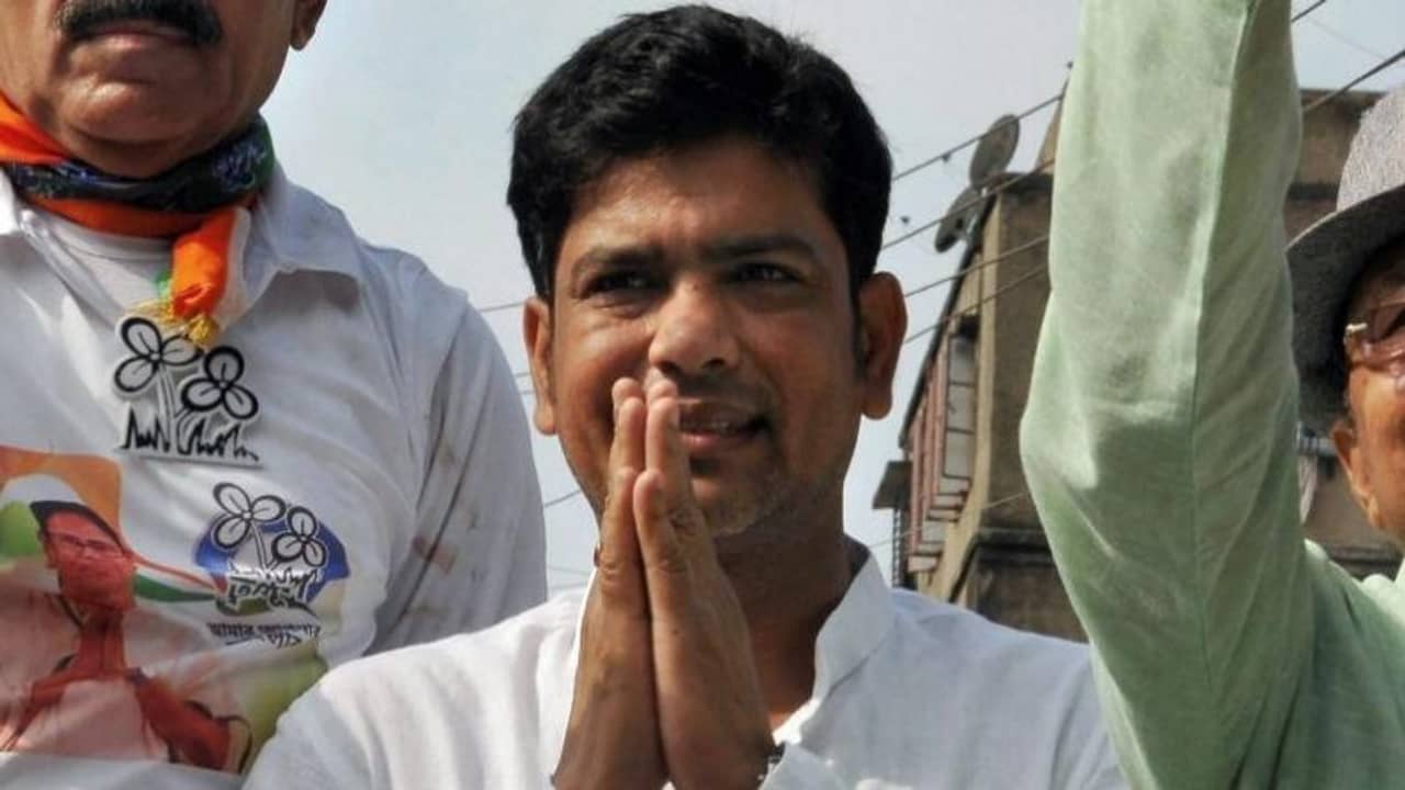 পদ্মাসনে অধিষ্ঠানের জল্পনা ওড়ালেন লক্ষ্মী