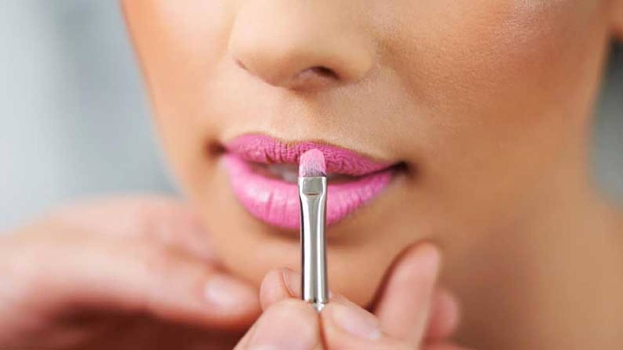 ঠোঁট কালো হয়ে যাচ্ছে? এই সব ভুল করছেন না তো?