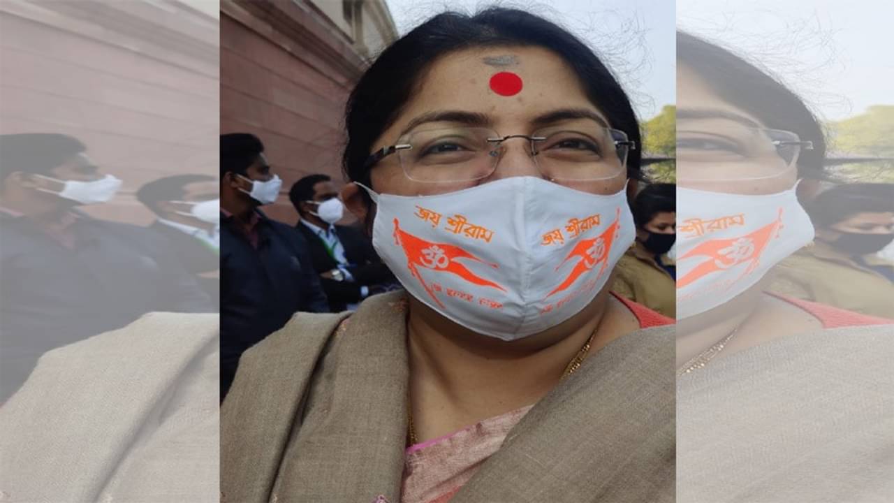 বাংলায় লেখা ‘জয় শ্রীরাম’ মাস্কে সংসদে লকেট, কাকে বার্তা দিলেন?