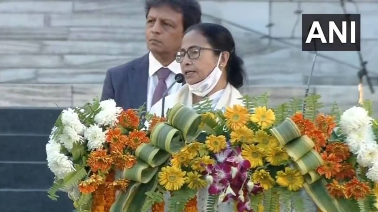 আমন্ত্রণ করে মঞ্চে বেইজ্জত! মোদীর সামনেই মাইক ছাড়লেন মমতা