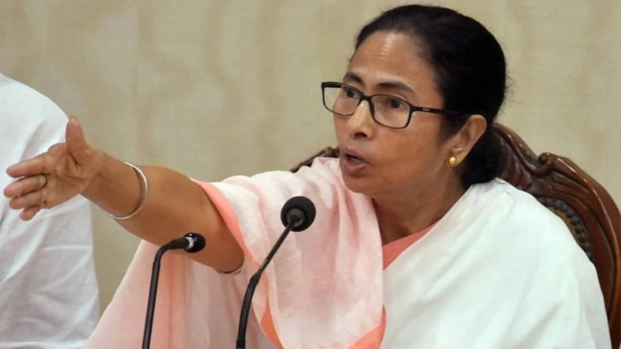 ১০০ শতাংশ রাজ্যবাসীর টিকাকরণ চান মমতা, প্রয়োজনে টাকা দেবে নবান্ন