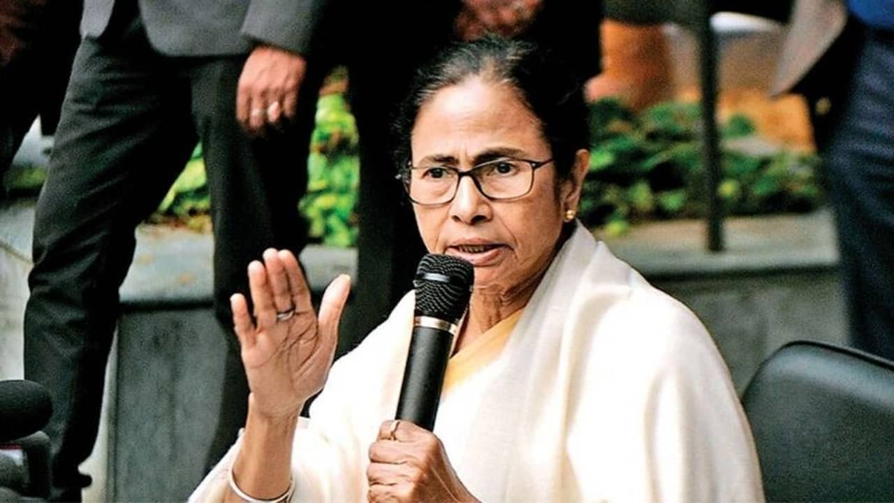 কারা ছেড়ে গেল তা ইগনোর করুন, বাংলার ঐতিহ্য রক্ষায় ঝাঁপাচ্ছেন মমতা