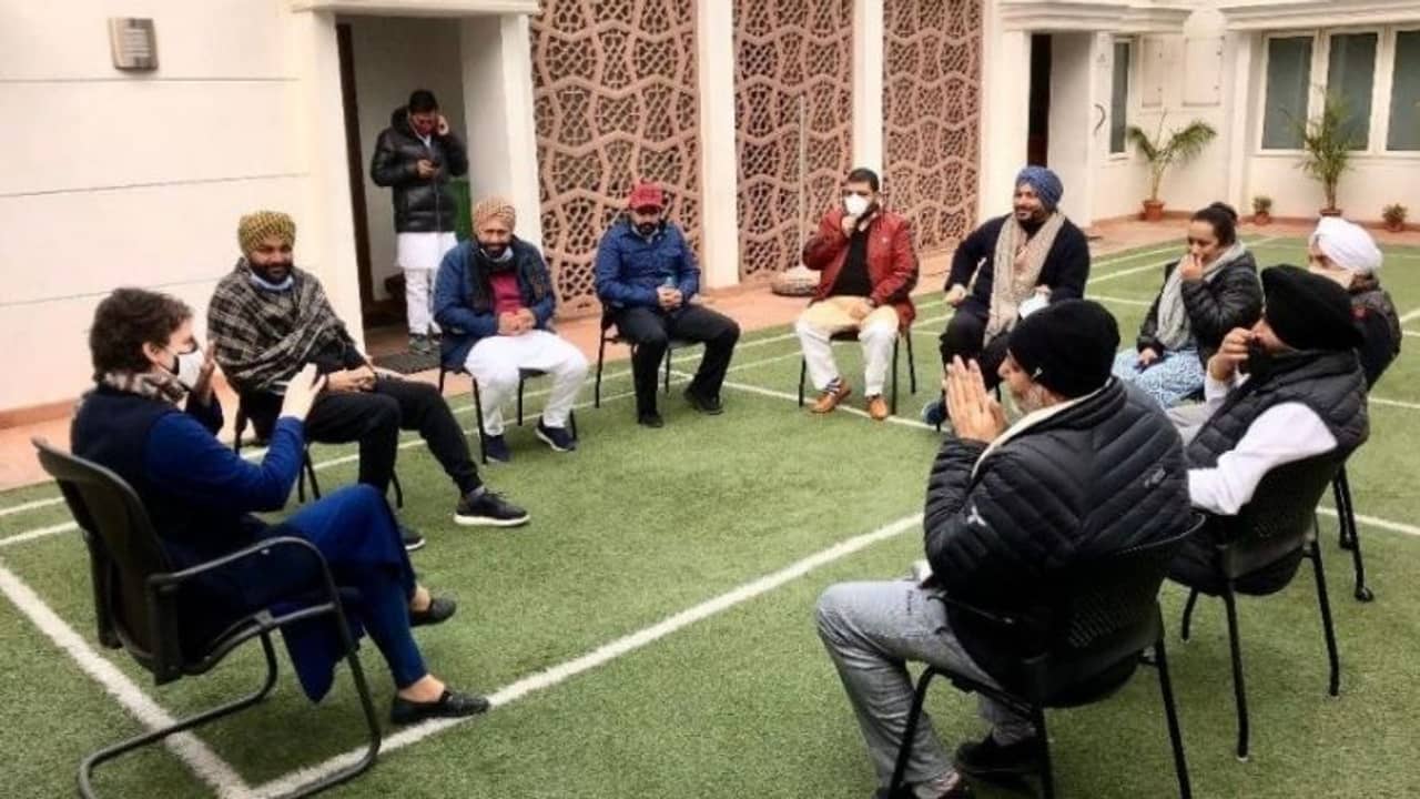 প্রিয়ঙ্কার সঙ্গে কথা বলতে হাজির জন্তরমন্তরে আন্দোলনকারী কংগ্রেস প্রতিনিধিরা