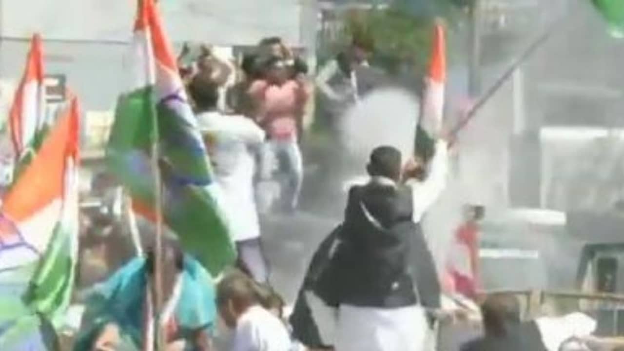 কংগ্রেসের মিছিল ঘিরে রণক্ষেত্রে পরিণত ভোপাল, চলল কাঁদানে গ্যাস-জলকামান