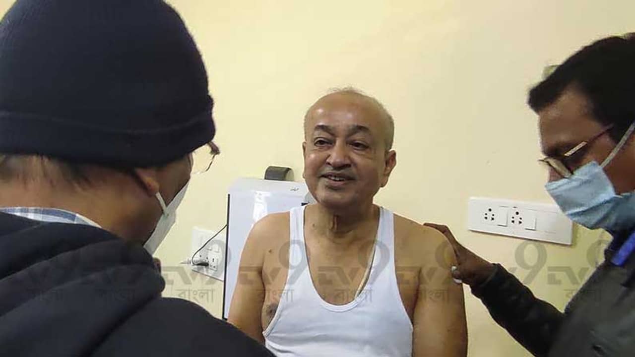 টিকা নিলেন রবীন্দ্রনাথ, ডাক্তার-স্বাস্থ্যকর্মী না হয়েও তিনিই ফ্রন্টলাইন ওয়ার্কার!