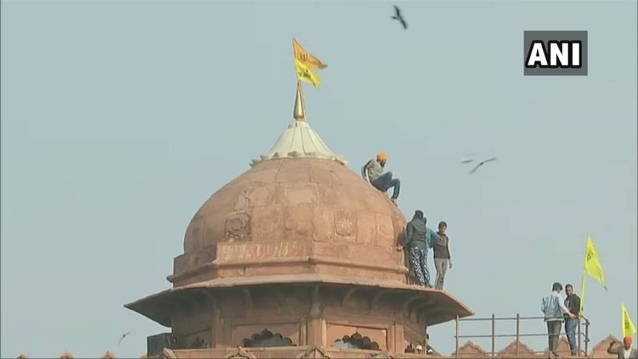 আপডেট: লাল কেল্লার চূড়ায় আন্দোলনের পতাকা লাগানোর চেষ্টা কৃষকদের, ব্যাপক বিশৃঙ্খলা রাজধানীতে