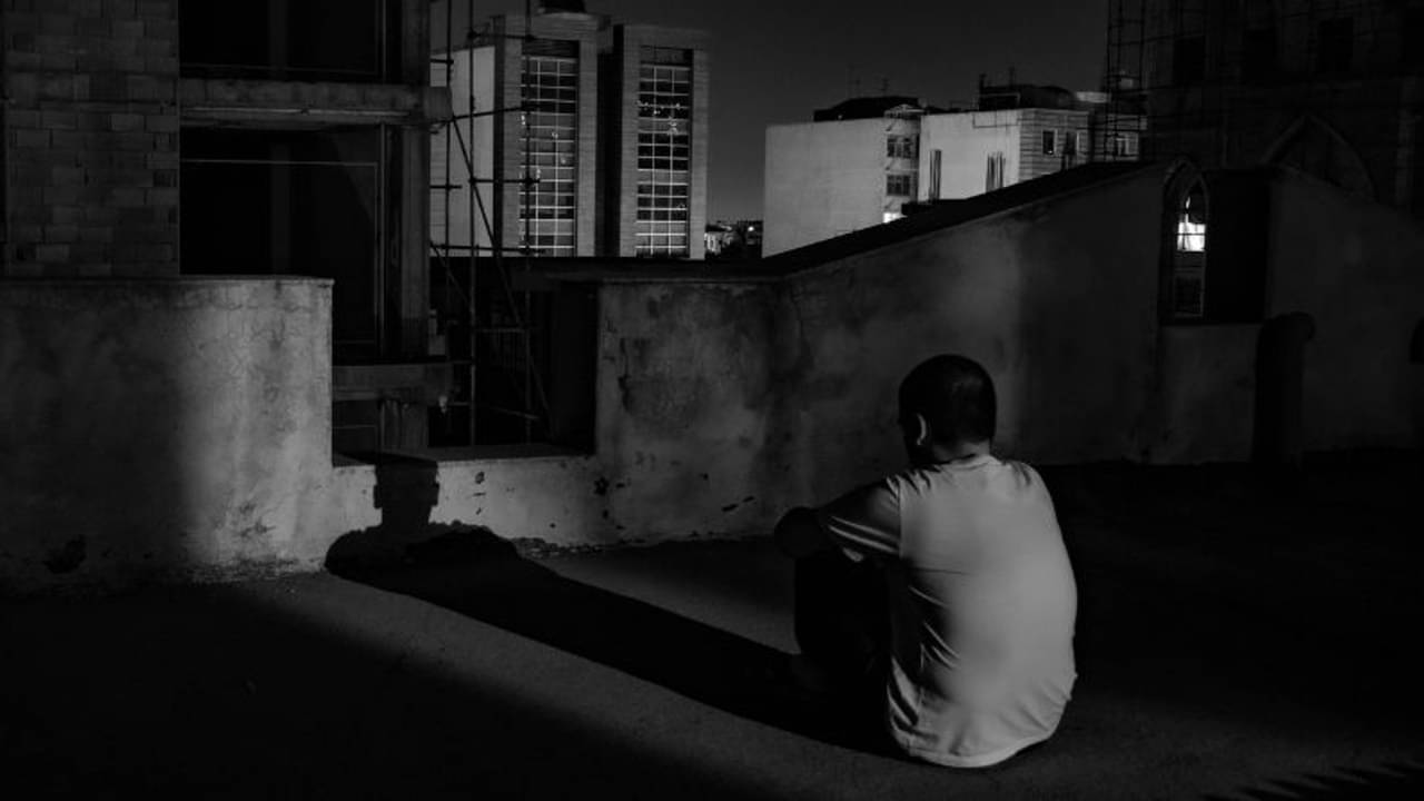 রাতে ছাদে গিয়েছিলেন পায়চারি করতে, নীচে মিলল তাঁর রক্তাক্ত দেহ