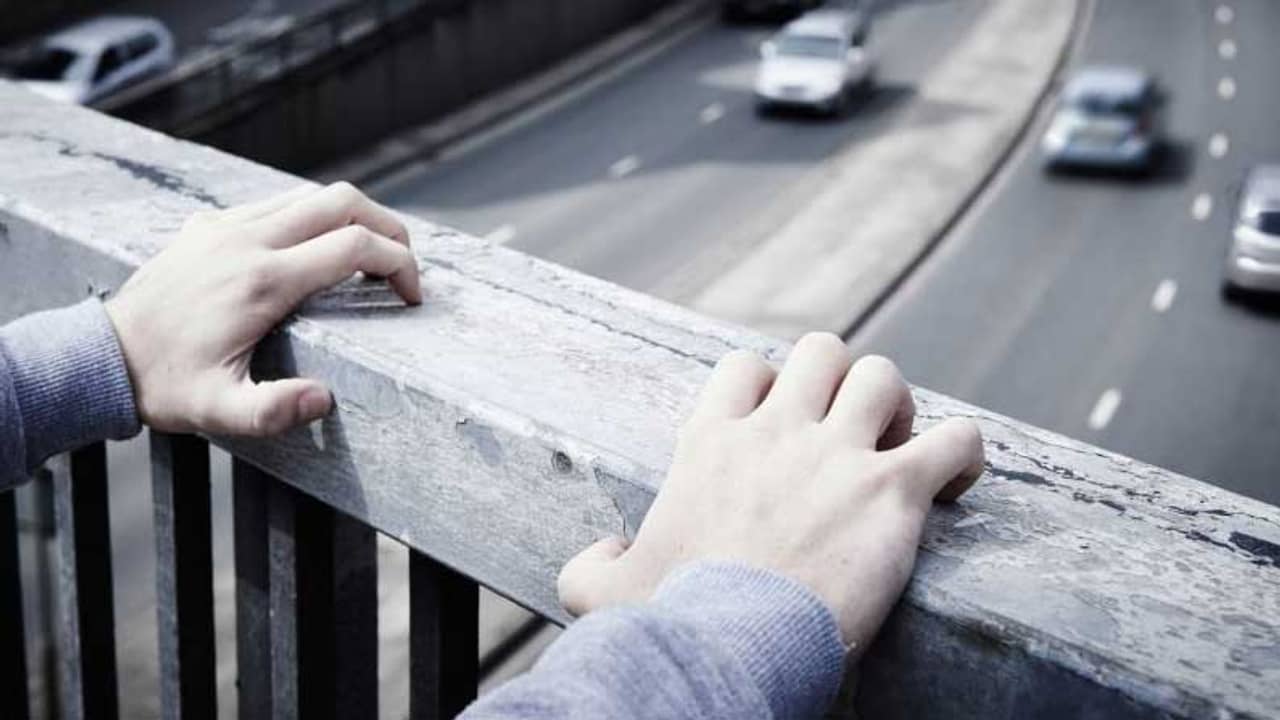 বাঙুরে বহুতল থেকে মরণ ঝাঁপ তরুণীর! পরতে পরতে দানা বাঁধছে রহস্য