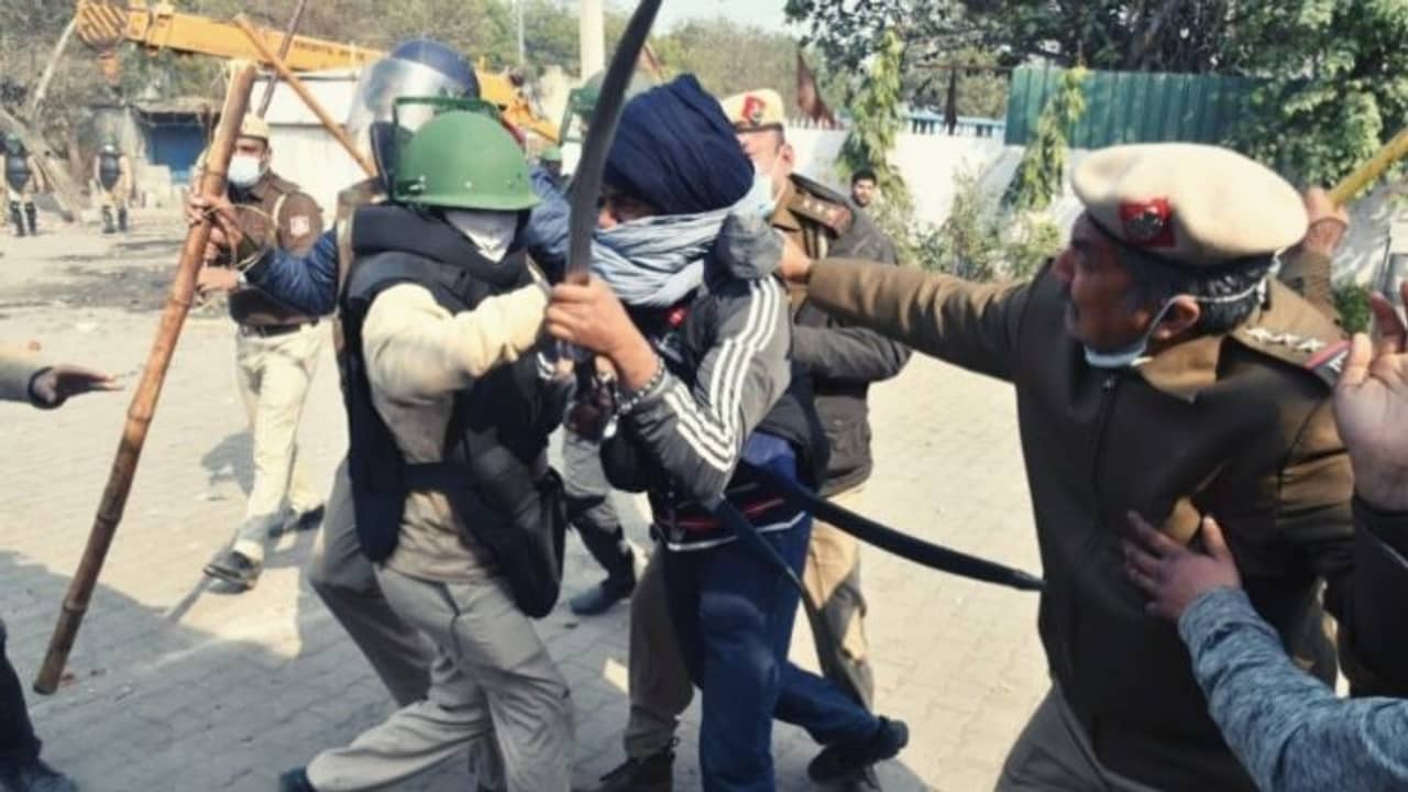 সিংঘু সীমান্তে অশান্তি: গ্রেফতার তরোয়ালধারী সহ ৪৪ জন