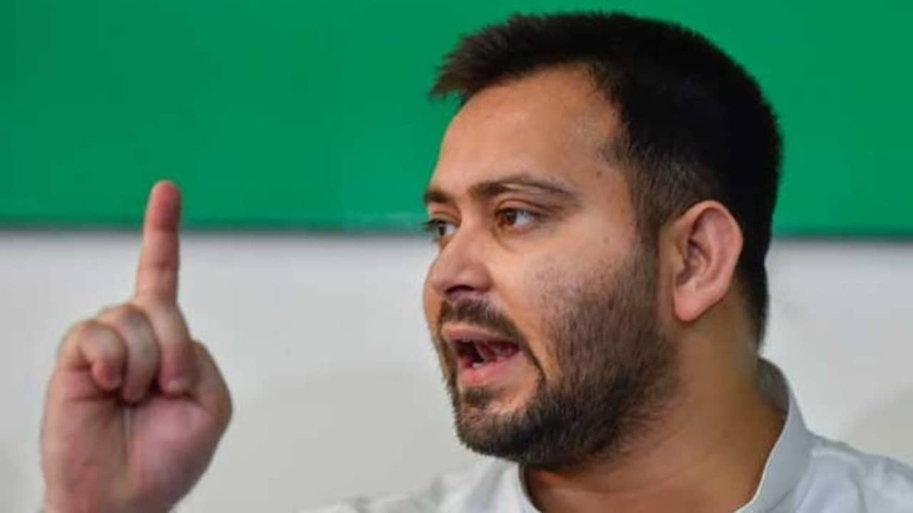 তেজস্বী যাদব বলছি, এক ধমকেই সুর নরম জেলাশাসকের