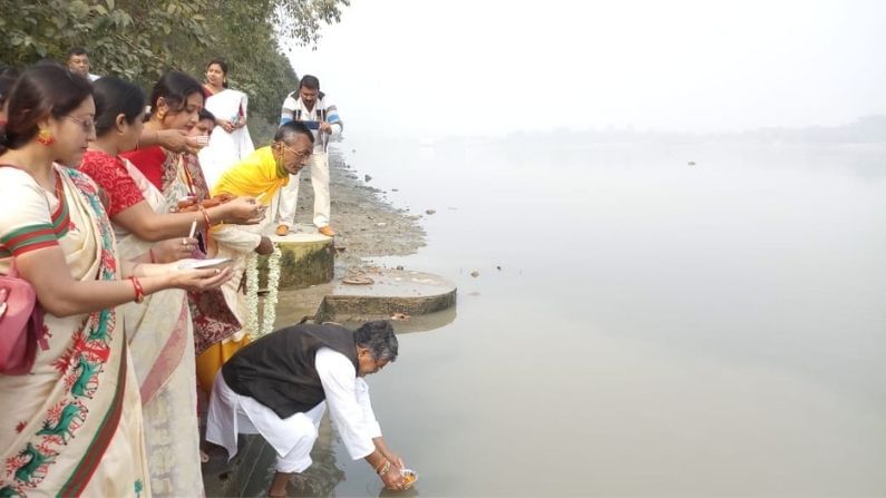 গঙ্গাকে দূষণমুক্ত করার ডাক দিয়ে নদীতে ফুলের মালা ভাসালেন তৃণমূল বিধায়ক