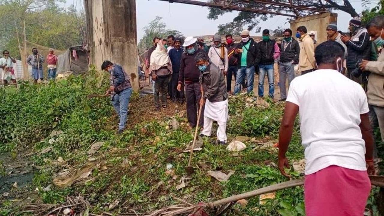 ভোট বড় বালাই! কোদাল হাতে খাল পরিষ্কারে নামলেন তৃণমূল বিধায়ক