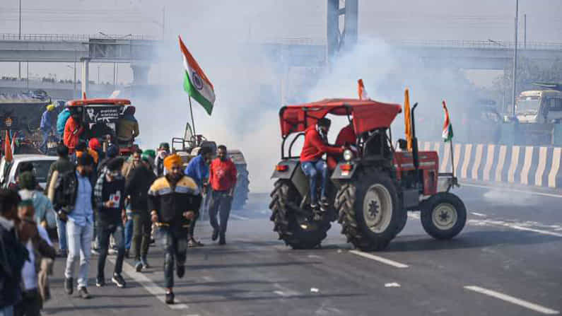 ব্যারিকেড ভাঙল চাষিদের ট্রাক্টর, চলল জলকামান, আহত পুলিসকর্মী ব্যারিকেড ভাঙল চাষিদের ট্রাক্টর, চলল জলকামান, আহত পুলিসকর্মী