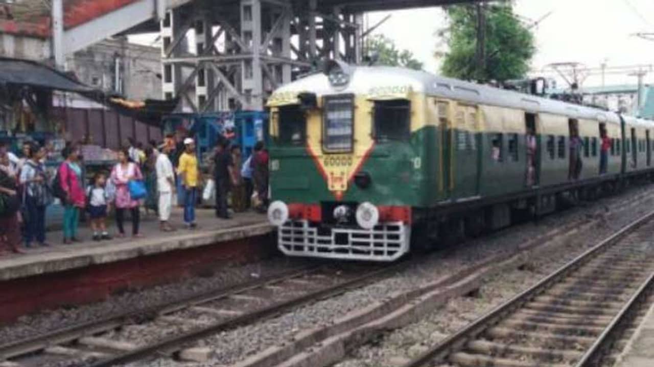বৃহস্পতিবার থেকে সম্পূর্ণ বন্ধ লোকাল ট্রেন, গণ-পরিবহণ ও মেট্রোর ক্ষেত্রে কী সিদ্ধান্ত মমতার?