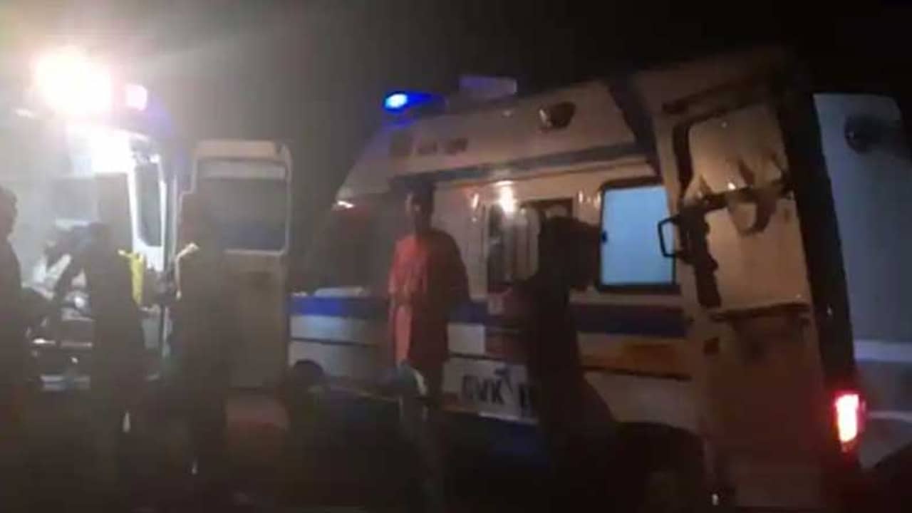 ভয়ঙ্কর পরিণতি! রাস্তার ধারে ঘুমিয়েছিলেন, ১৫ শ্রমিককে পিষে মেরে দিল ট্রাক