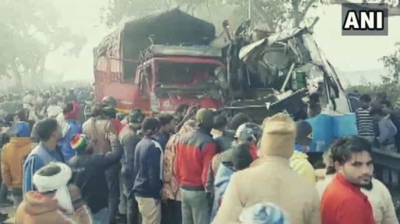 ওভারটেক করতে গিয়ে একটি গাড়ির উপর উঠল আরেকটি গাড়ি, মৃত কমপক্ষে ১০ ওভারটেক করতে গিয়ে একটি গাড়ির উপর উঠল আরেকটি গাড়ি, মৃত কমপক্ষে ১০