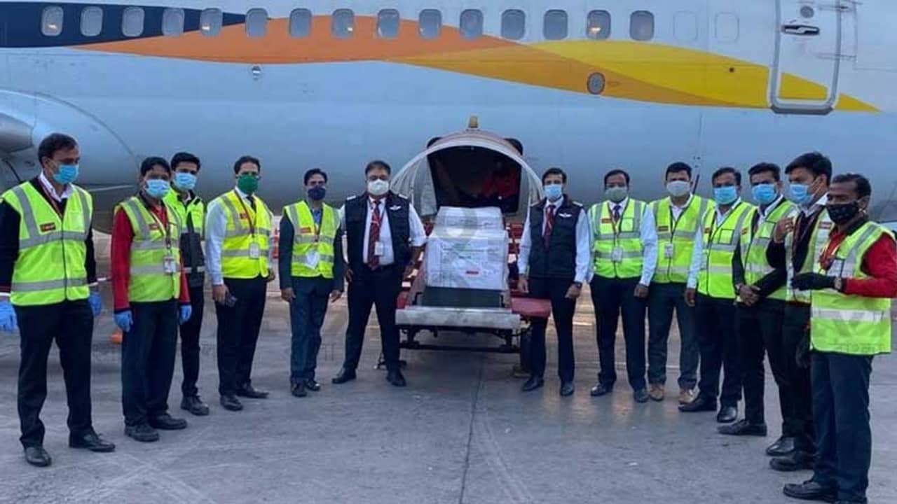 অপেক্ষার প্রহর গোনা শুরু, দুপুরেই শহরে ঢুকছে করোনার ভ্যাকসিন