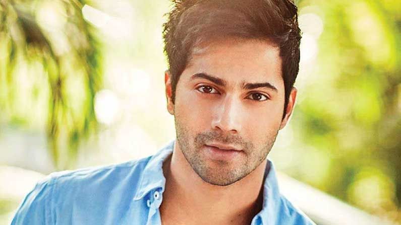 Varun Dhawan: খালি গায়ে পোজ় দিচ্ছেন বরুণ! ব্ল্যাক শর্টসে পেটের অ্যাবস একেবারে 'ট্রেন্ডিং'