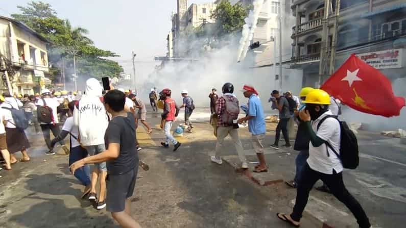 উত্তাল মায়ানমার: আন্দোলনে পুলিশের গুলি, মৃত্যু ১৮ গণতন্ত্রপন্থীর উত্তাল মায়ানমার: আন্দোলনে পুলিশের গুলি, মৃত্যু ১৮ গণতন্ত্রপন্থীর