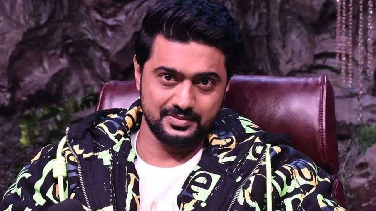 ‘তুমি কি আমাকেই দেখছ?’ দেবের পোস্ট কি ইঙ্গিতপূর্ণ?