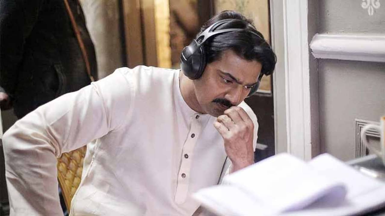 কানে হেডফোন, মুখে হাত, এত মন দিয়ে কী করছেন সুপারস্টার দেব!