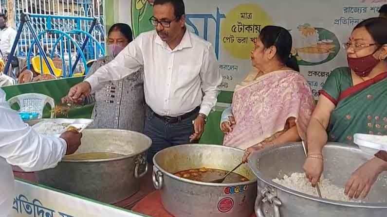 সোমবারই রাসবিহারী এলাকার প্রতাপাদিত্য রোডে কমন কিচেনের ব্যবস্থা করা হয়। ছিলেন ৮৪ নম্বর ওয়ার্ডের বিদায়ী কাউন্সিলর পারমিতা মুখোপাধ্যায়। 
