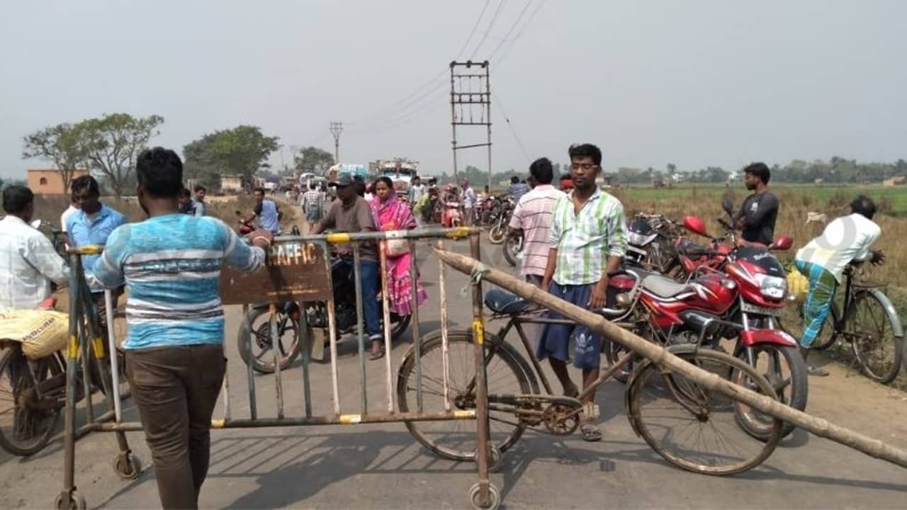 অবরোধের জেরে প্রায় ঘণ্টাখানেক বন্ধ থাকল গুরাপের ২৩ নম্বর রোড, ভোগান্তিতে যাত্রীরা