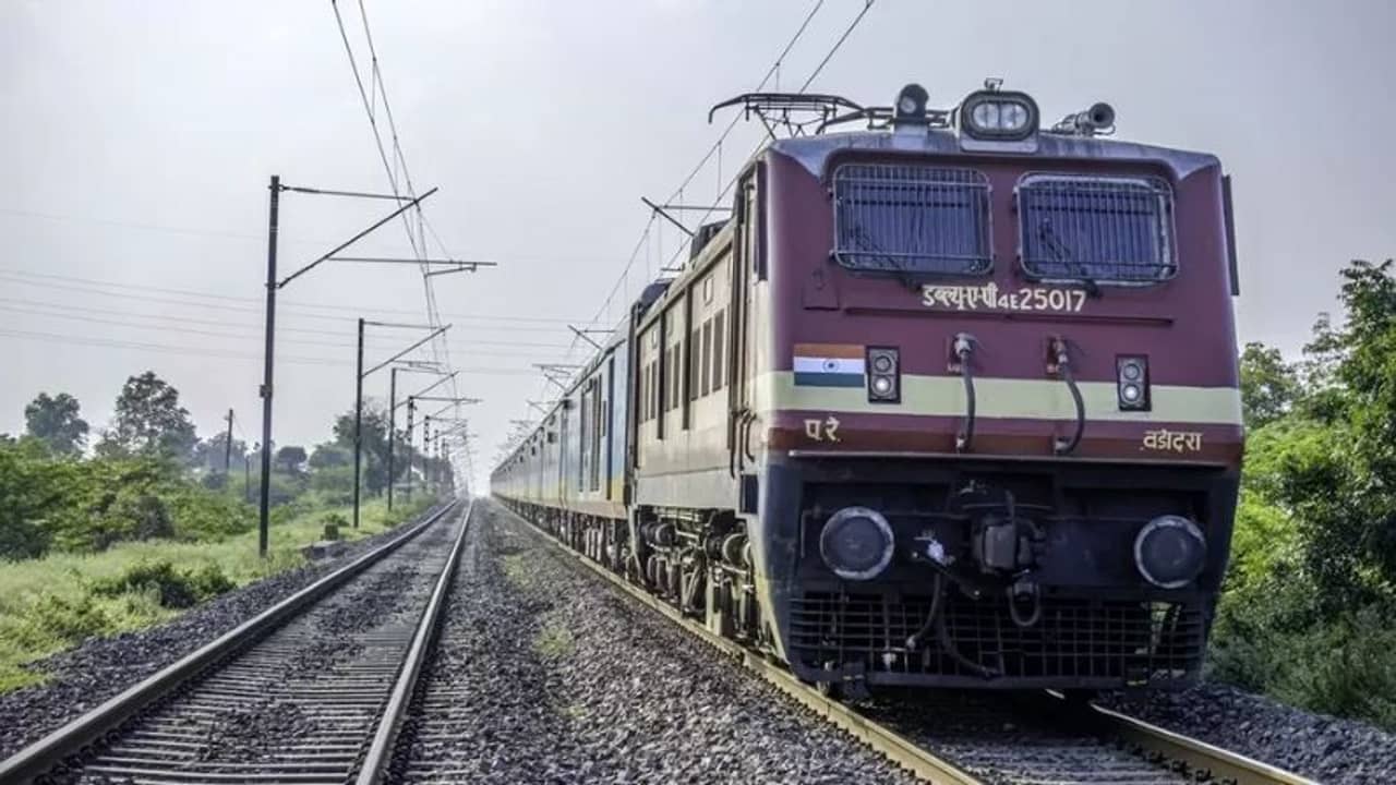 স্রেফ এক ফোনেই রেলের সব সম্যার সমাধান, কোন নম্বর? জেনে নিন