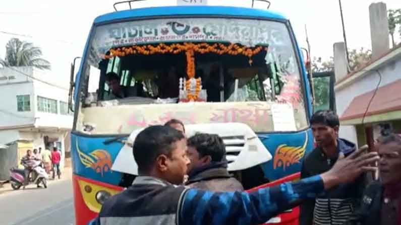 মোদীর সভায় যাওয়ার পথে বিজেপি কর্মীদের গাড়িতে 'হামলা'