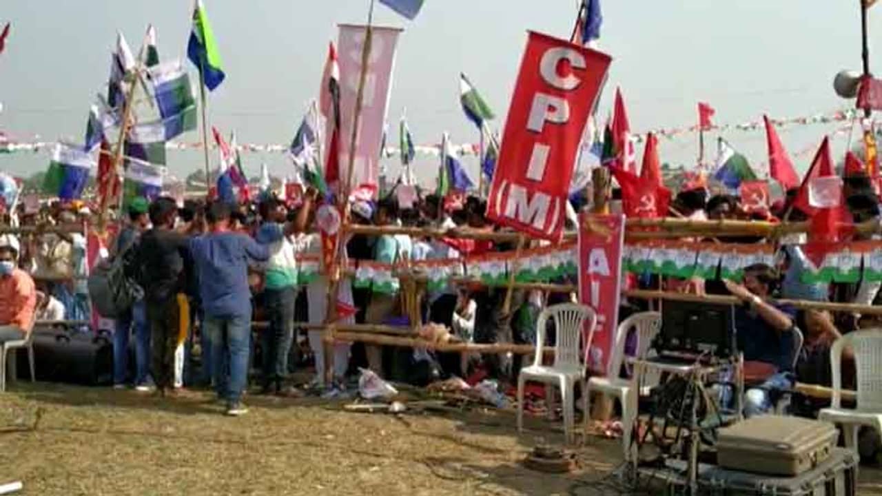 লক্ষ্য ব্রিগেড, রাস্তাতেই লাল ঝাণ্ডা খুলে ফেললেন কমরেডরা! কেন?