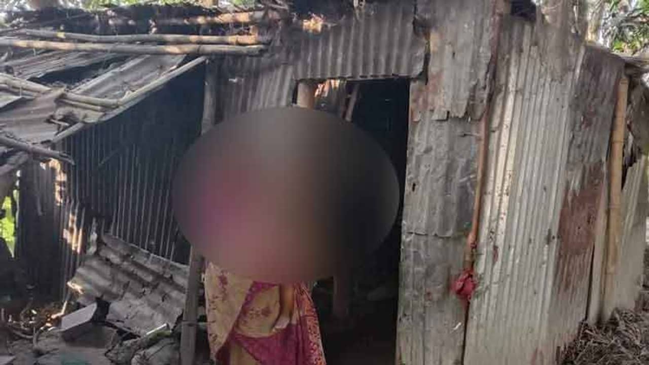 শোওয়ার ঘরে স্ত্রীর যৌনাঙ্গে বারবার ধারালো অস্ত্র ঢোকাল স্বামী! দৃশ্য দেখে স্তম্ভিত পড়শিরা