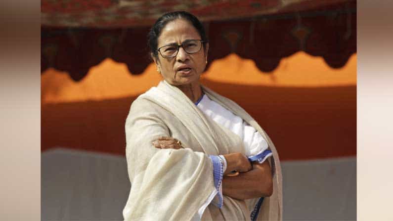 বিজেপি বিধায়ক প্রণাম ঠুকতেই মমতা বললেন, 'কী রে কিছু ভাবলি, আর তো সময় নেই' বিজেপি বিধায়ক প্রণাম ঠুকতেই মমতা বললেন, 'কী রে কিছু ভাবলি, আর তো সময় নেই'