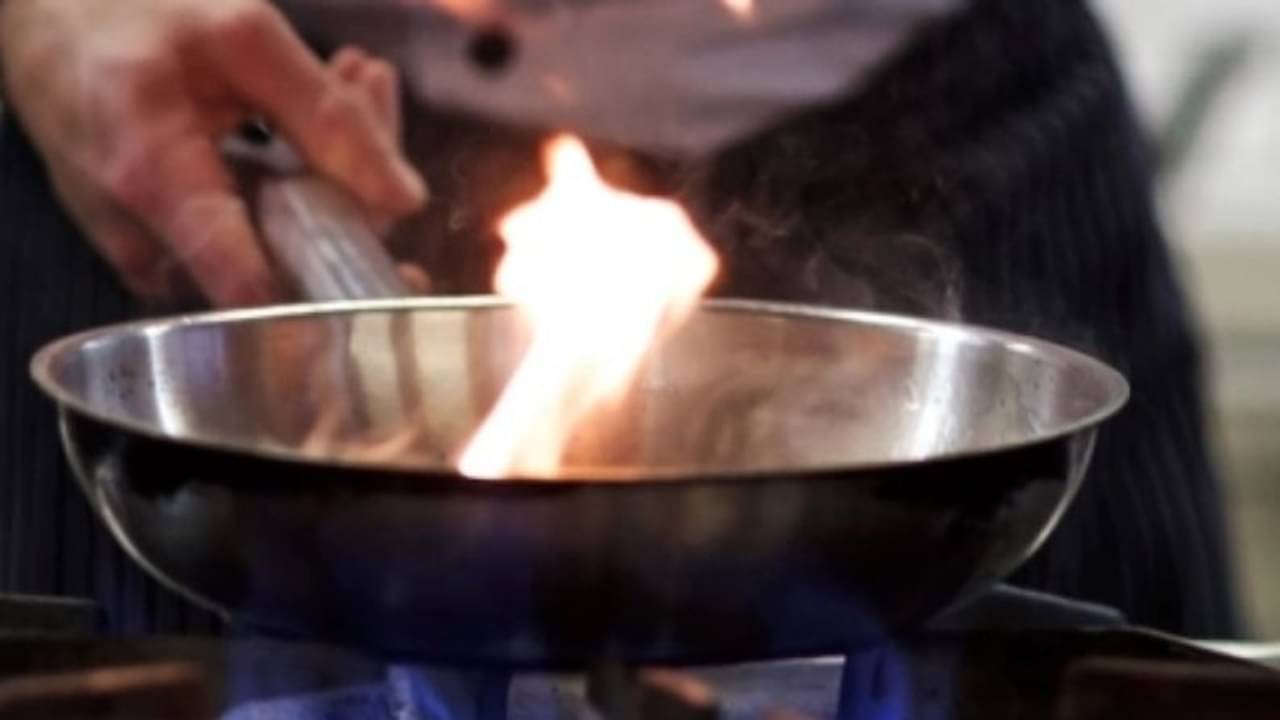 মহিলার হৃৎপিণ্ড কুচি কুচি করে কেটে আলুর তরকারি রান্না করল যুবক