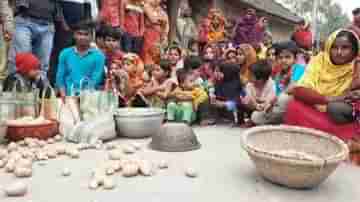 অঙ্গনওয়াড়িতে পচা আলু দেওয়ার অভিযোগ, মহিলা পঞ্চায়েত প্রধানকে গলা টিপে ধরলেন কর্মী