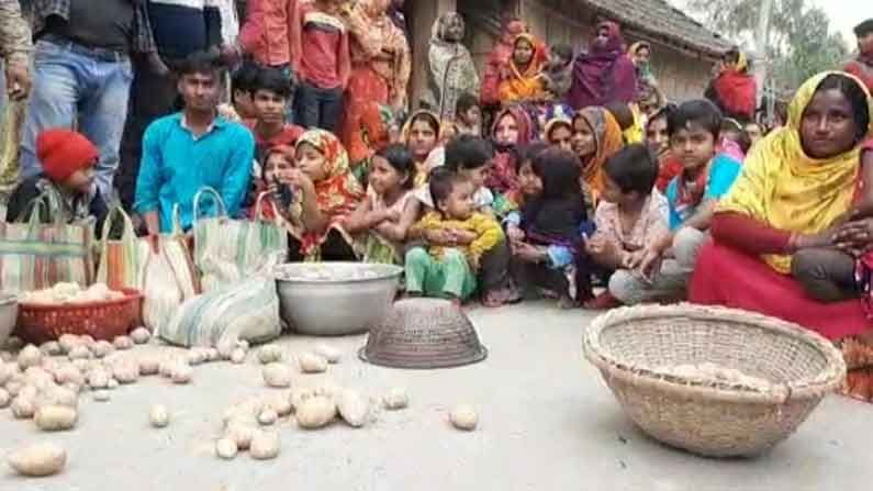 অঙ্গনওয়াড়িতে পচা আলু দেওয়ার অভিযোগ, মহিলা পঞ্চায়েত প্রধানকে 'গলা টিপে ধরলেন' কর্মী