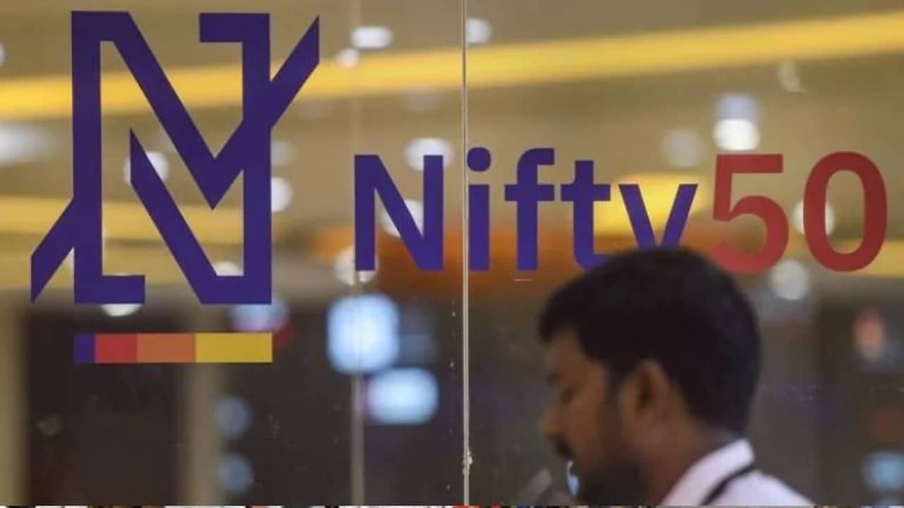 হঠাৎ আটকে গেল নিফটি, দীর্ঘক্ষণ বন্ধ শেয়ার কেনাবেচা