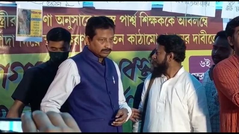 পার্শ্বশিক্ষকেদের অনশন-মঞ্চে রাজীব, অসুস্থ ব্যক্তিকে গাড়ি করে পাঠালেন হাসপাতালে