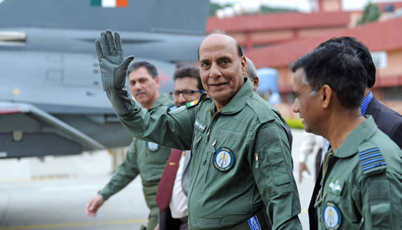 প্রতিরক্ষায় ১৩০০ কোটি খরচের ঘোষণা রাজনাথের, আত্মনির্ভর ভারতের নয়া উড়ান