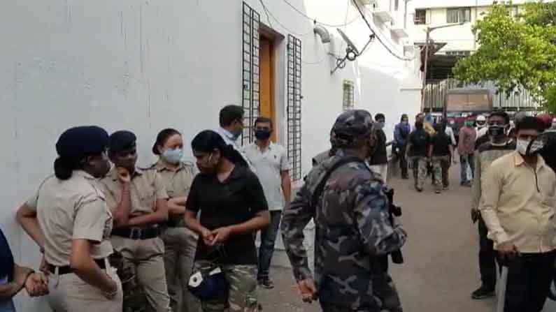 মাদক কাণ্ড: আড়াই ঘণ্টা অপেক্ষার পর রাকেশ সিংয়ের বাড়িতে ঢুকলেন লালবাজারের কর্তারা মাদক কাণ্ড: আড়াই ঘণ্টা অপেক্ষার পর রাকেশ সিংয়ের বাড়িতে ঢুকলেন লালবাজারের কর্তারা
