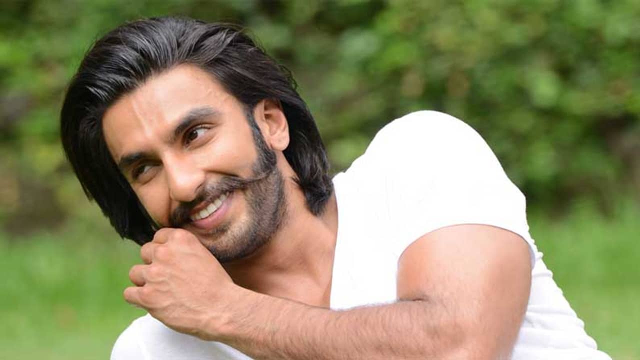 Ranveer Singh: রণবীরের ফ্যান বয় মোমেন্ট! প্রিয় তারকার পা ধরে বসে পড়লেন খিলজি