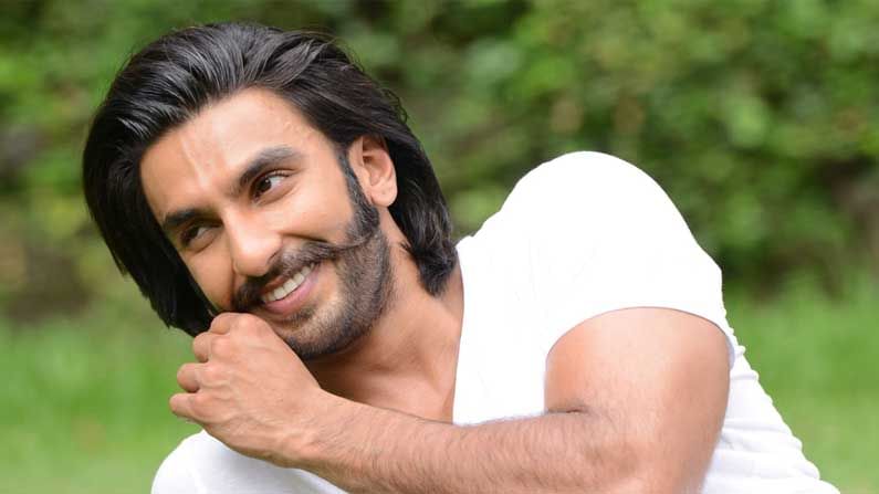 Ranveer Singh: রণবীরের ফ্যান বয় মোমেন্ট! প্রিয় তারকার পা ধরে বসে পড়লেন 'খিলজি'