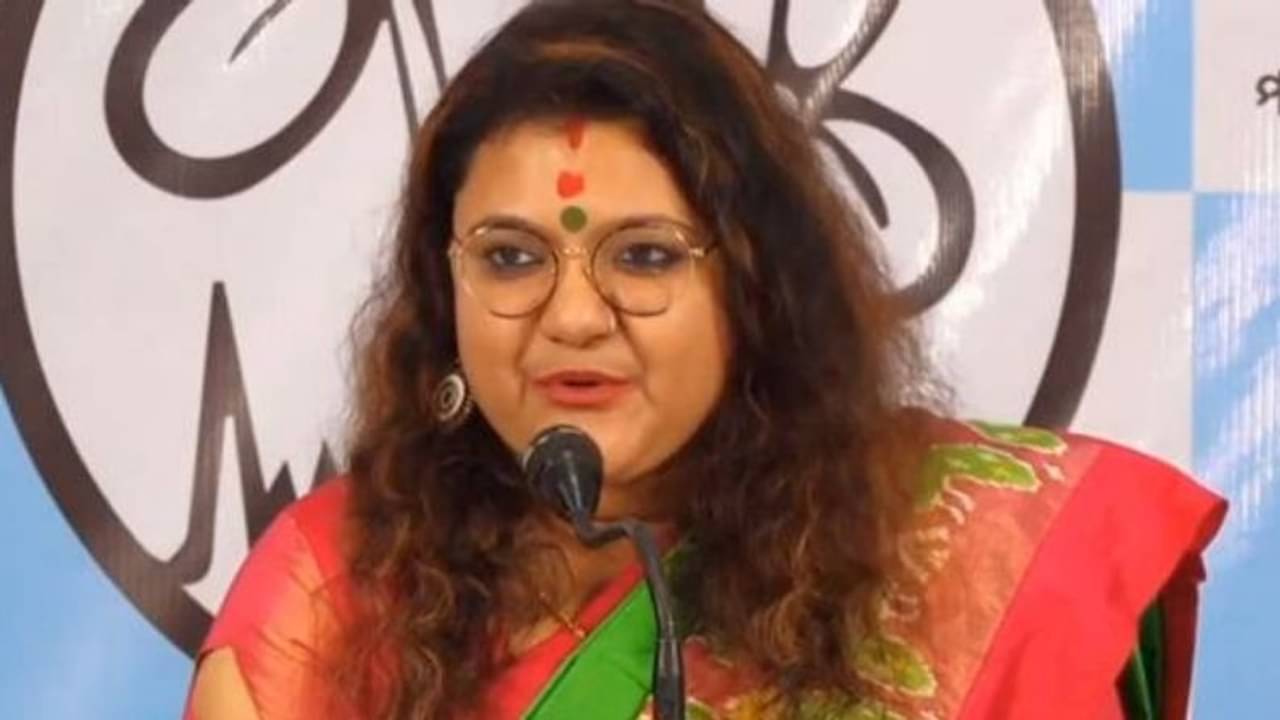 দলিত বিরোধী মন্তব্যের জের, এ বার সুজাতাকে শো-কজ কমিশনের