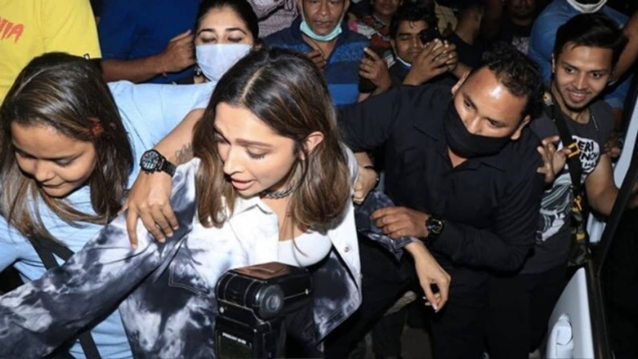 রেস্তোরাঁ থেকে বেরিয়ে মবড হলেন দীপিকা, ব্যাগ নিয়ে চলল টানাটানি