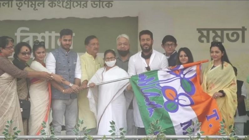 দেশ চালাচ্ছে একটা হোদল কুতকুত আর একজন কিম্ভুতকিমাকার : মমতা