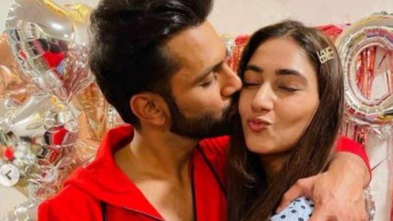 বিগবস থেকে ফিরেই গার্লফ্রেন্ডকে নিয়ে ছুটি কাটাতে গেলেন রাহুল বৈদ্য