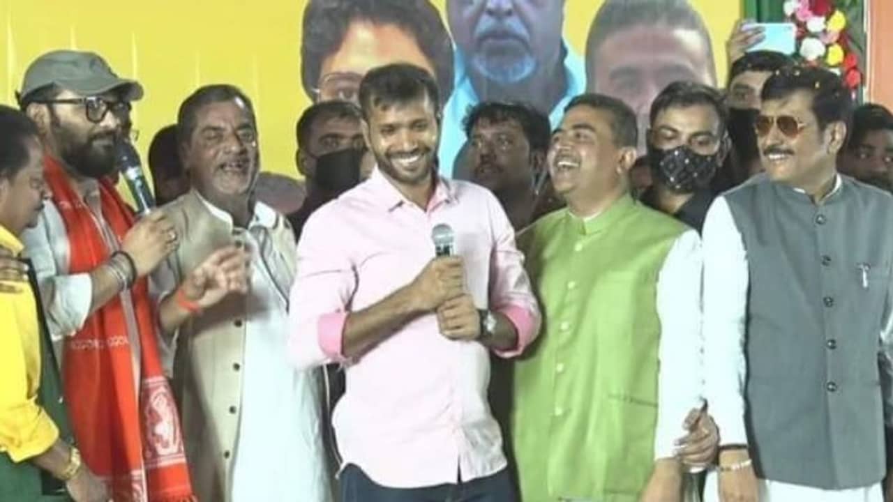 তৃণমূলের হয়ে ব্যাটে মনোজ, বিজেপির বোলার অশোক দিন্দা