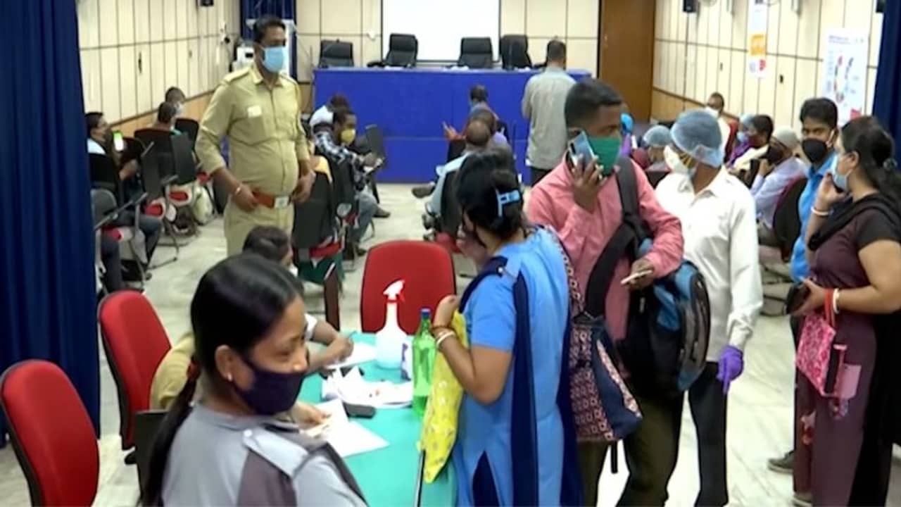 প্রশ্নের মুখে ভোটকর্মিদের করোনা রক্ষকবচ! আশঙ্কা প্রকাশ স্বাস্থ্য বিশেষজ্ঞদের